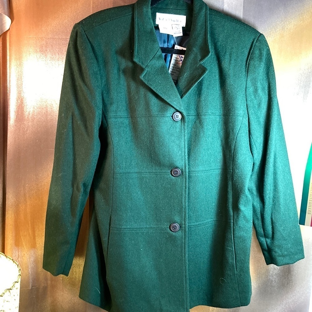 Vintage 90’s emerald green big shoulder blazer. 100% wool Size 10 42” chest. 131